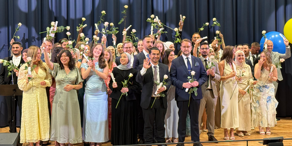 grupp studenter på scen