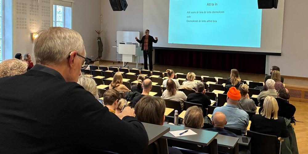 Statsvetaren Peter Esaiasson föreläser.