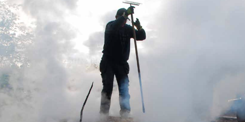 Man på tjärbränning