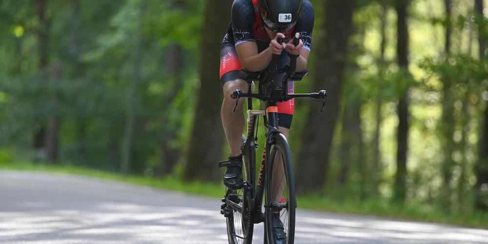 Stijn completeting a triathlon on a triathlon-specific bike