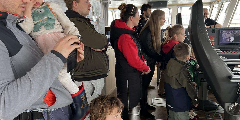 Bryggan med besökare.