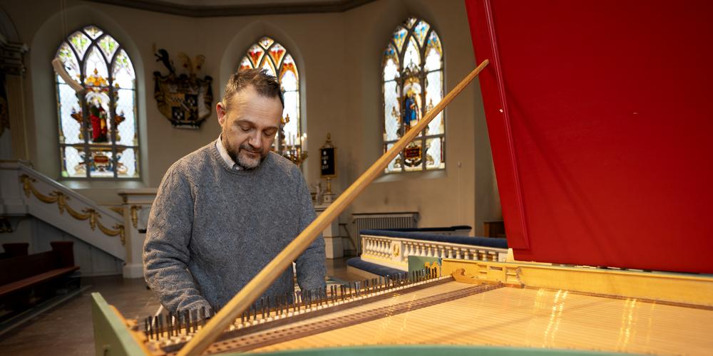 Massimiliano Guido spelar på claviorganumet i Tyska kyrkan
