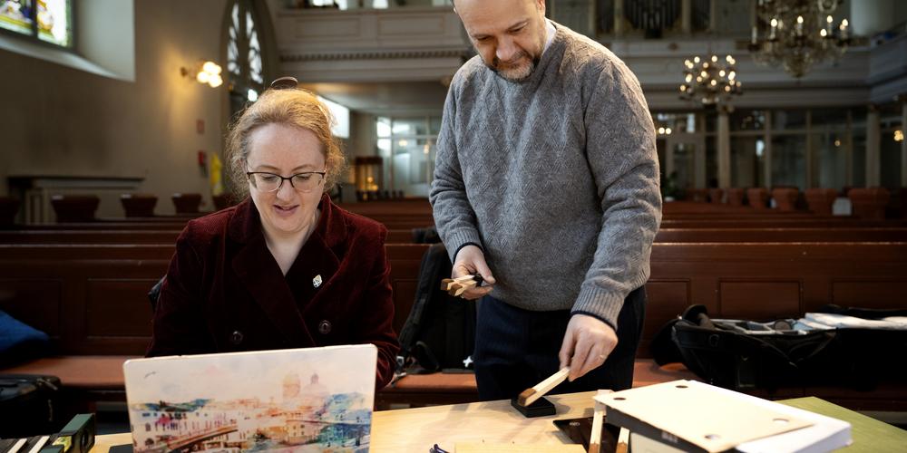 Eleanor Smith-Guido och Massimiliano Guido arbetar med claviorganumet i Tyska kyrkan.