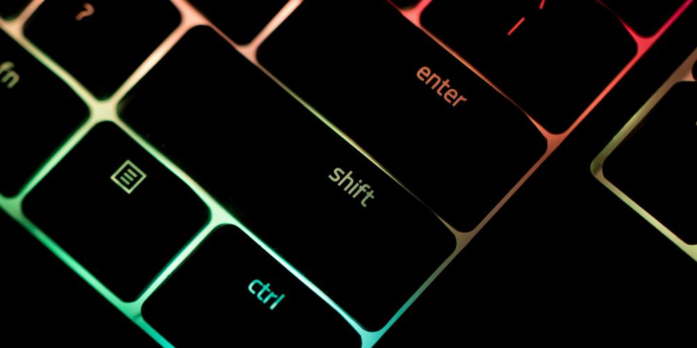 svart tangentbord med lysande knappar