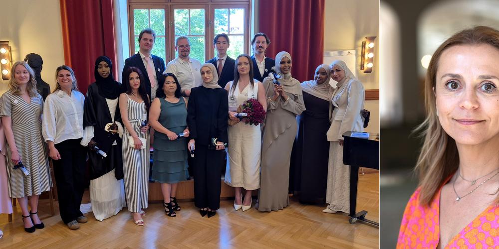 Examensstudenter poserar tillsammans, lärare avbildad i porträtt bredvid.