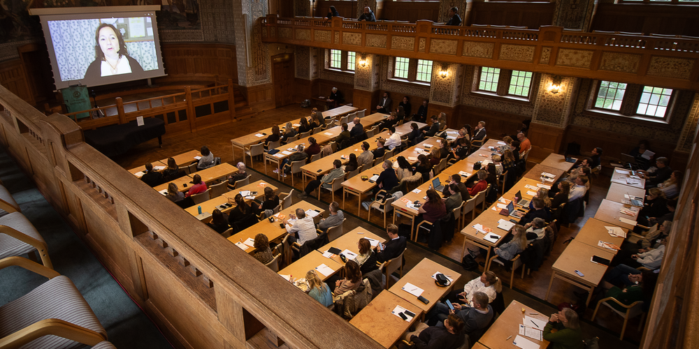Storbildsskärm inför publik i aula