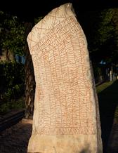 Bild på Rökstenen i Östergötland.