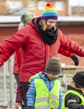 Förskolläraren Anna tillsammans med barn på förskolan
