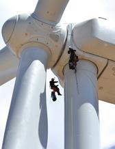 Arbetare som hänger i vindkraftverk