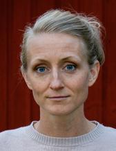 Bilden visar ett porträtt på Angelika Simonsson, som är författare av forskningsöversikten