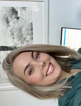 Kristina Johansson framför sin bärbara dator