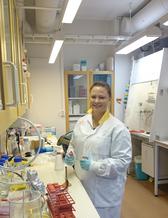 Rebecka Andersson i labbet