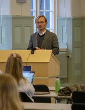 Max Törnqvist talar inför studenter