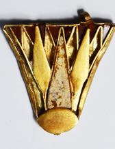 Der Goldschmuck stellt eine stilisierte Lotusblüte dar. Einige der Blätter bestehen aus dünnen Goldplatten andere bestanden aus Intarsien, die nicht mehr vorhanden sind.