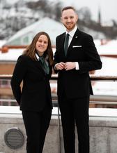 Josefin Bågholt och Mattias Bengtsson poserar på en altan med snö