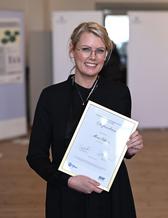Maria Ekholm med diplom från Pfizer/SOF