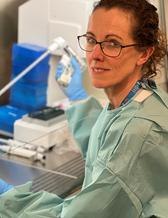  Josefin Ekholm pipetterar i ett dragskåp i laboratoriet.