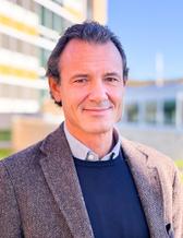 Foto av Ola Rolfson utanför R-huset på Mölndals sjukhus