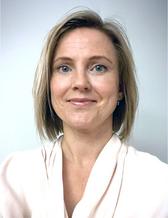 Minna Johansson med pageklippt blont hår mot vit bakgrund