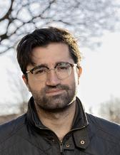 Araz Rawshani porträtterad i vårsol utomhus