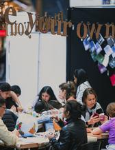 samling personer som pysslar vid ett bord