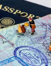 små plastfigurer utplacerade på insidan av ett pass