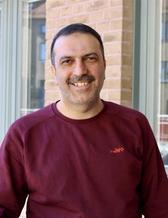 Man ler mot kameran.