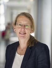 Leende kvinna med glasögon och kavaj