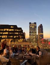 Några personer i Chicago på kvällen