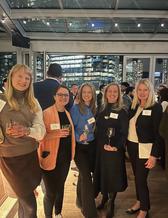 några personer poserar på ett event