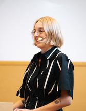 Blond kvinns presenterar inför publik