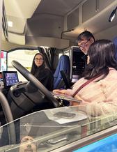 Lärarassistent Srijita Basu (vid ratten) och två softwarestudenter i förarhytten.