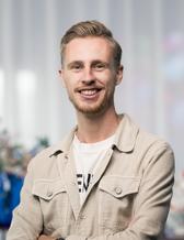Adrian läste både sin kandidat och magister på Handelshögskolan