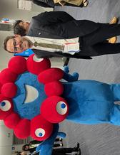 Carl Norsten med maskoten MyakoMyako på Expo 2025 Osaka