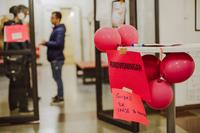 Ballonger fastklistrade på ståbord