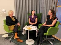 Anita Synnestvedt, Anna H Lundahl och Lisa Haeger fikar innan poddinspelning
