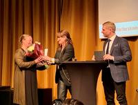 Producer Jenny Högström Berntson receives diploma and flowers from Jenny Björkman, Riksbankens Jubileumsfond.