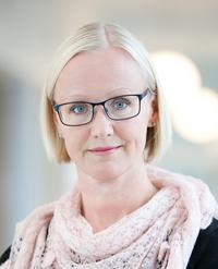 Ann-Sophie Sallander i en korridor