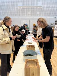 Besökare får prova tångsalt i Konstbiblioteket.