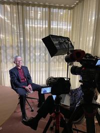 Forskaren Deliang Chen blir intervjuad av TV-reporter