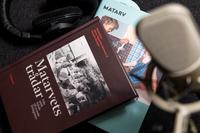 böcker och mick i studio