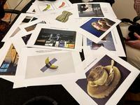 bilder utspridda på ett bord