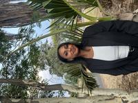 Foto av en ung kvinna i tropisk miljö