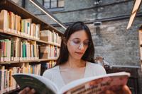 Student som läser i biblioteket