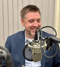 Peter Liljenstolpe i studion för Matarvspodden - tema Brogårdsbröd och Upplandskubb