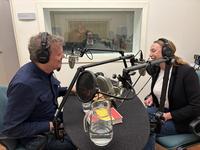 Två personer i en poddstudio