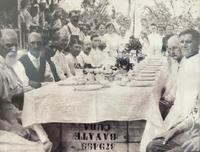 Måltid med vita dukar utomhus i den svenska jordbrukskolonin Bayate på Kuba, början av 1900-talet