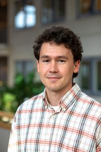 porträttbild, ung man, mörkt hår