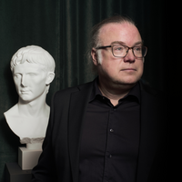 Porträtt av Henrik Boman som medverkar i podden Ett HUM om romarriket.