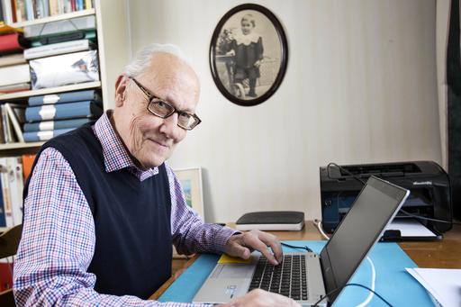Professor Emeritus Tore Hällström vid laptop